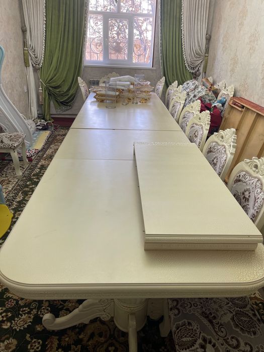 Стол для гостей со стульями