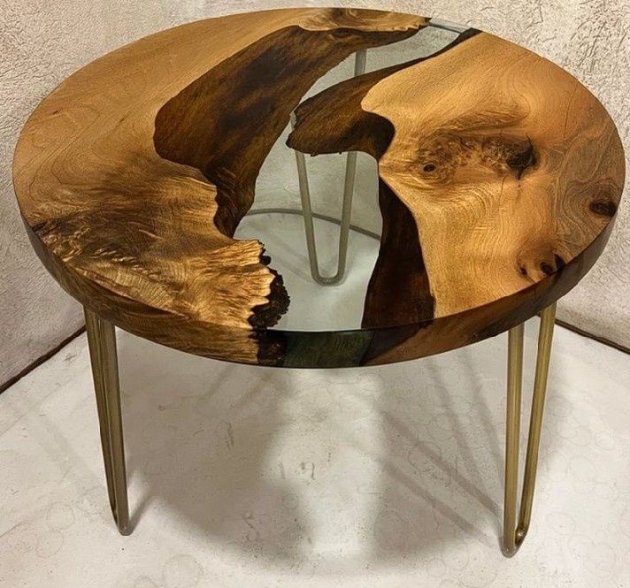 Smaladan Stol stul va barcha dekorativni buyumlar