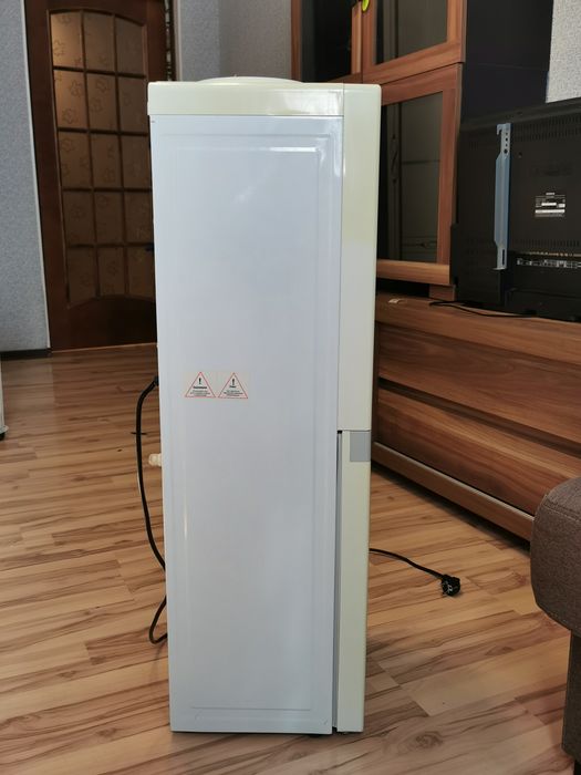 Кулер для воды напольный Almacom