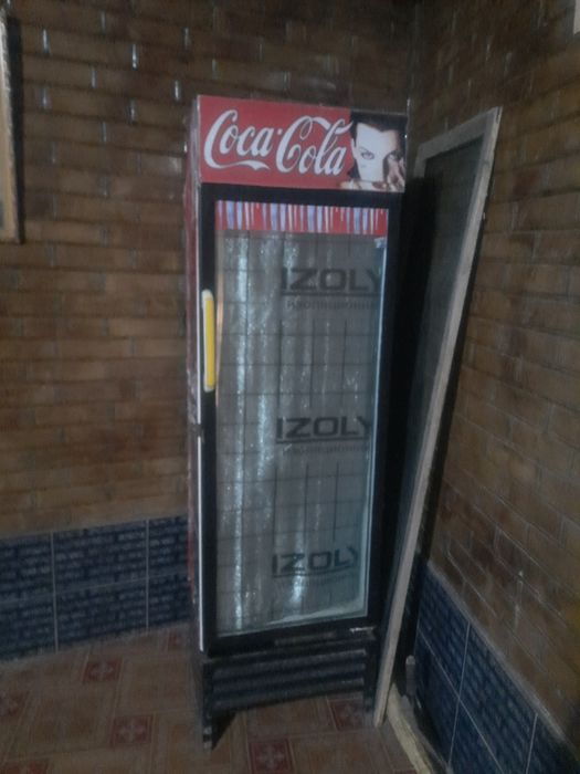 Халадельник витрина сотилади жуда ишлаши аьло