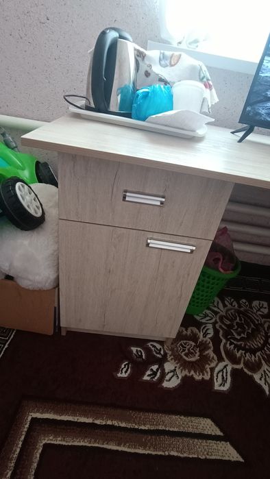 Kompyuter stol sotiladi.