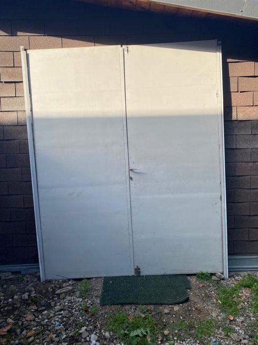 Vand Usi Metalice dimensiuni 246cm x 200cm