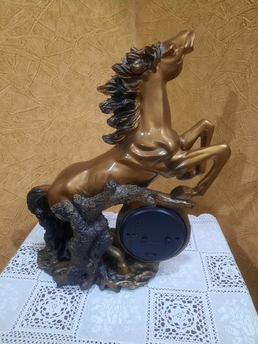 Настольно-каминные часы-статуэтка "Sweetti" в виде лошади, под бронзу.