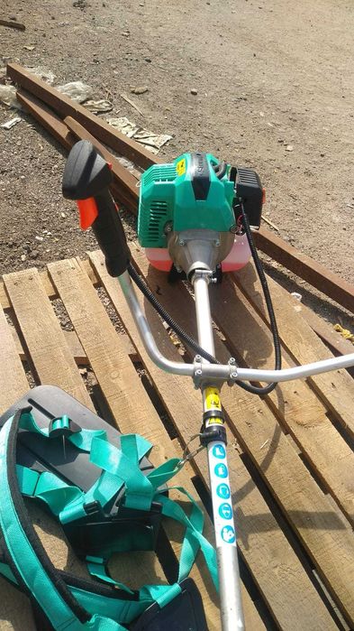 Триммер бензиновый почти новый.