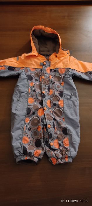 Продаются детские комбинезоны.