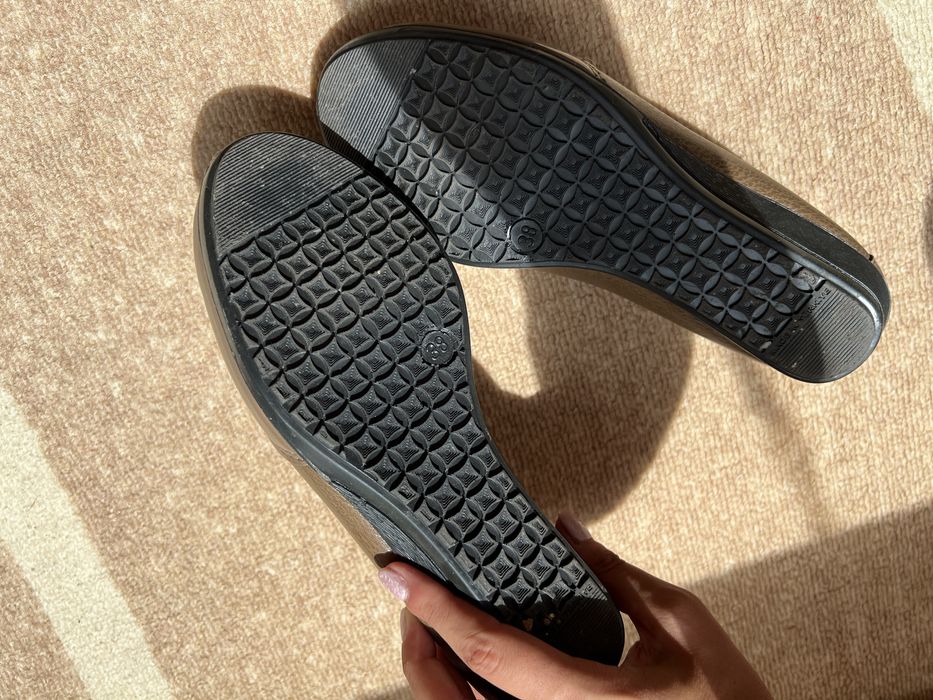 Чисто нови дамски обувки