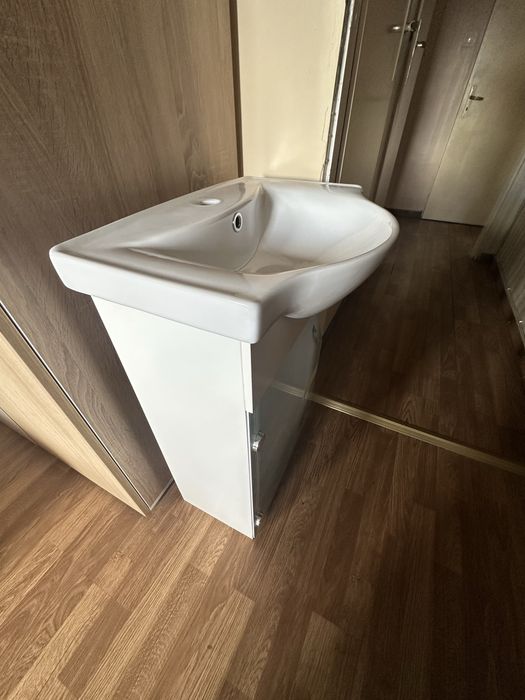 Долен шкаф за баня с умивалник