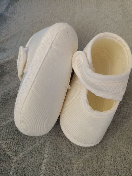 Продавам бебешки буйки\пантофки и пантофки.