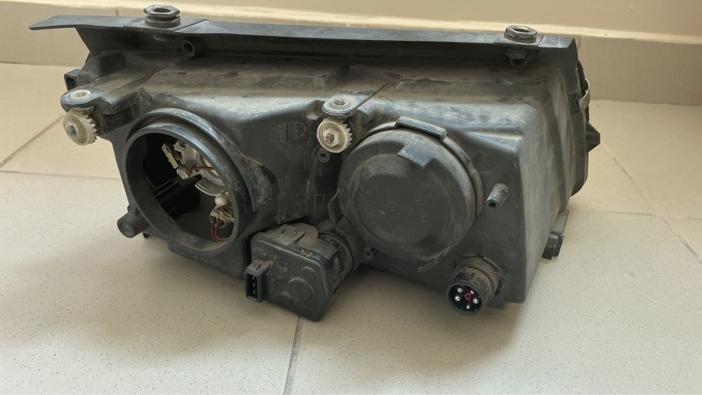 Оригинален Ляв фар Hella за Volkswagen Passat B5