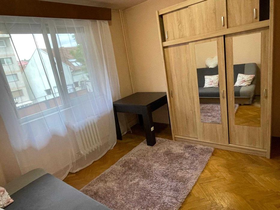 Inchiriez apartament 3 camere, decomandat, ultracentral, etaj 3/10 Bd. Magheru Oradea
