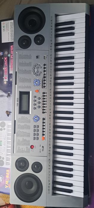 Sintetizator 61 cheie