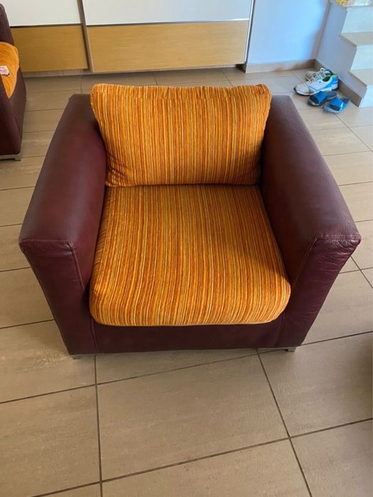 Единично диванче доста бройки