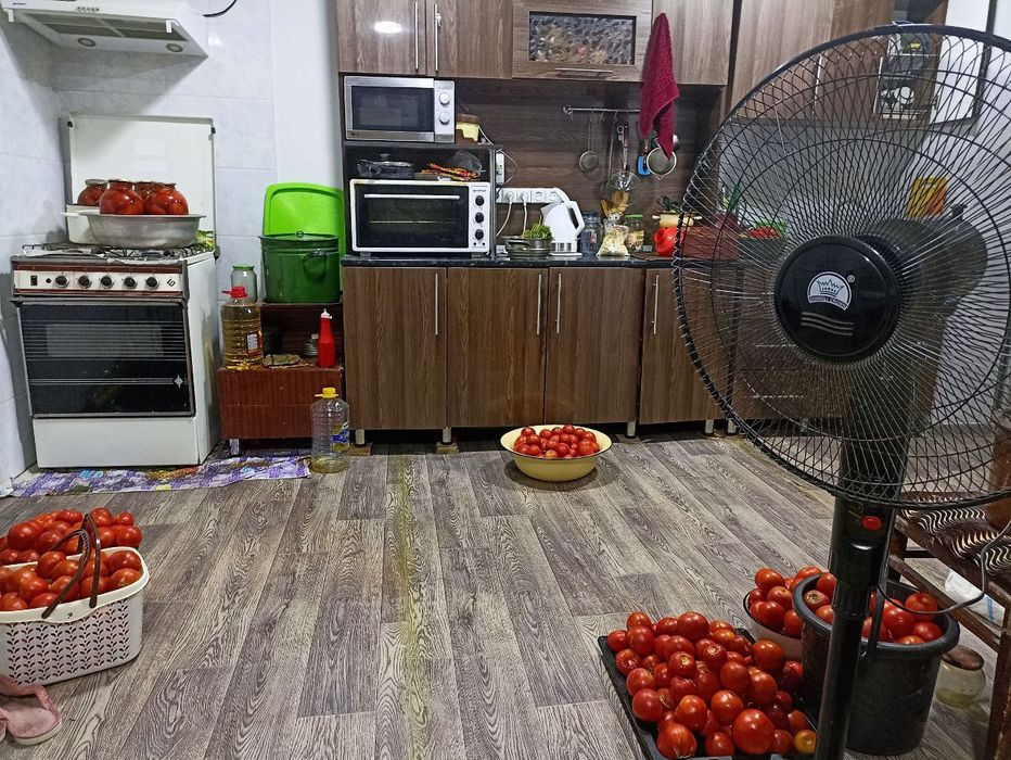 ПРОДАЕТСЯ 4Х КОМНАТНАЯ КВАРТИРА на 1 этаже.СВОЯ.С двух сторон огород.