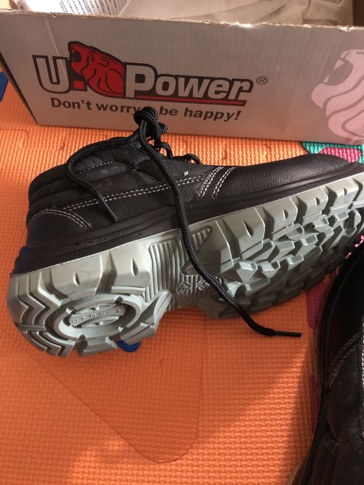 Bocanci cu varf din metal