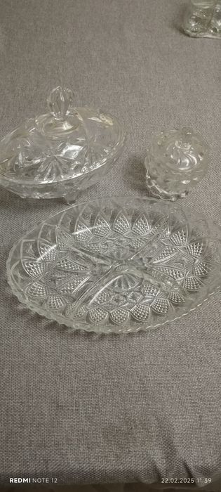Конфетницы и минажница, стеклянные крышки, чашки