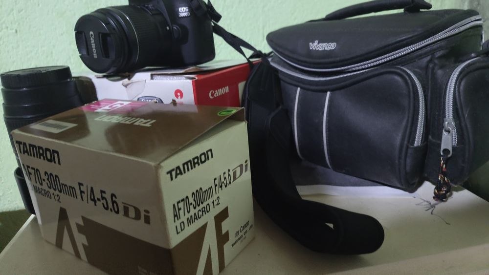 Фотоапарат Canon 2000D