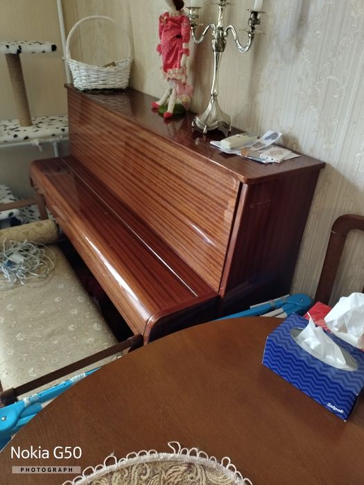Продаётся пианино.