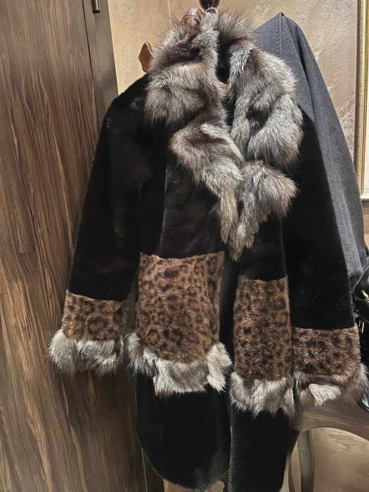 Палто изкуствен косъм с яка от естествен косъм от лисица