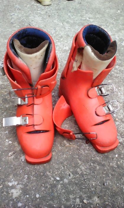 Ски, автомати, щеки, обувки и детски