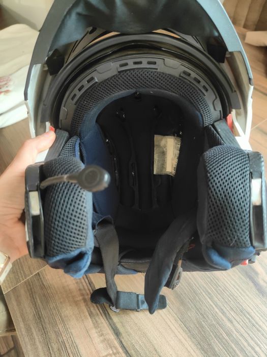 Cască moto flip-up MT Helmets, cu intercom integrat.