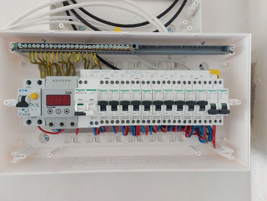 Electrician reparatii, intretinere, interventii