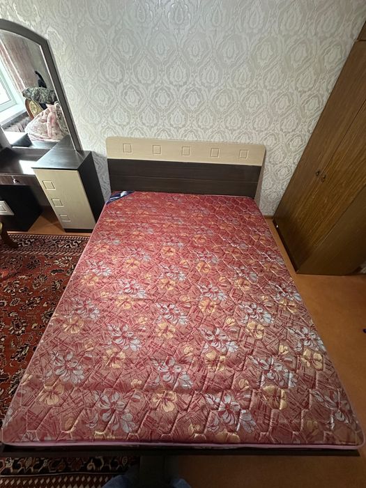 Двуспальная кровать с матрасом