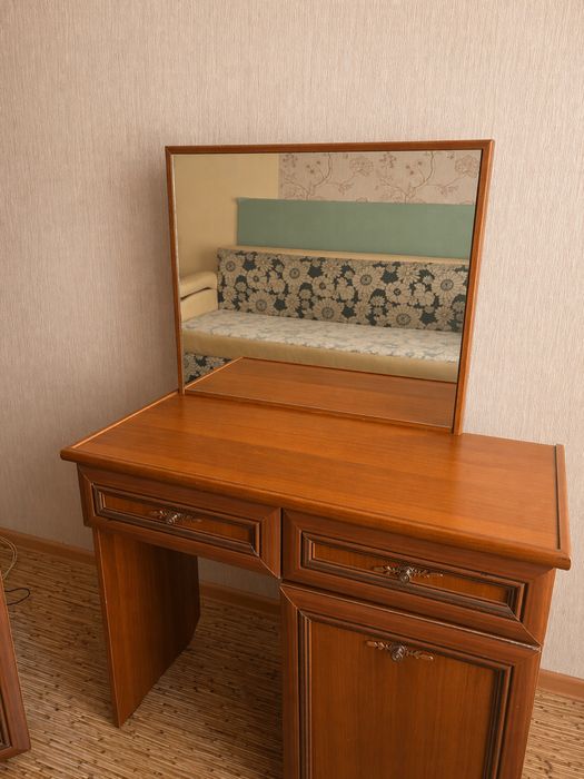 Продам дамский столик б/у