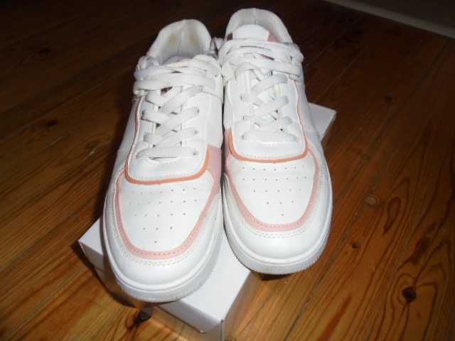 Бели кецове-номер 40