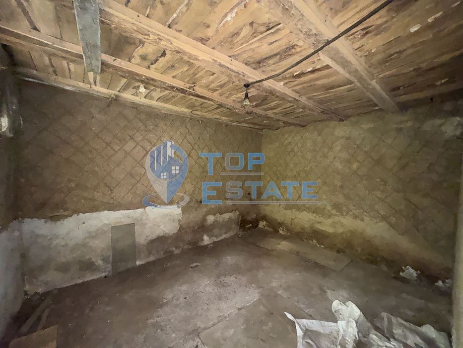 Двуетажна тухлена къща в с. Шарани, област Габрово.