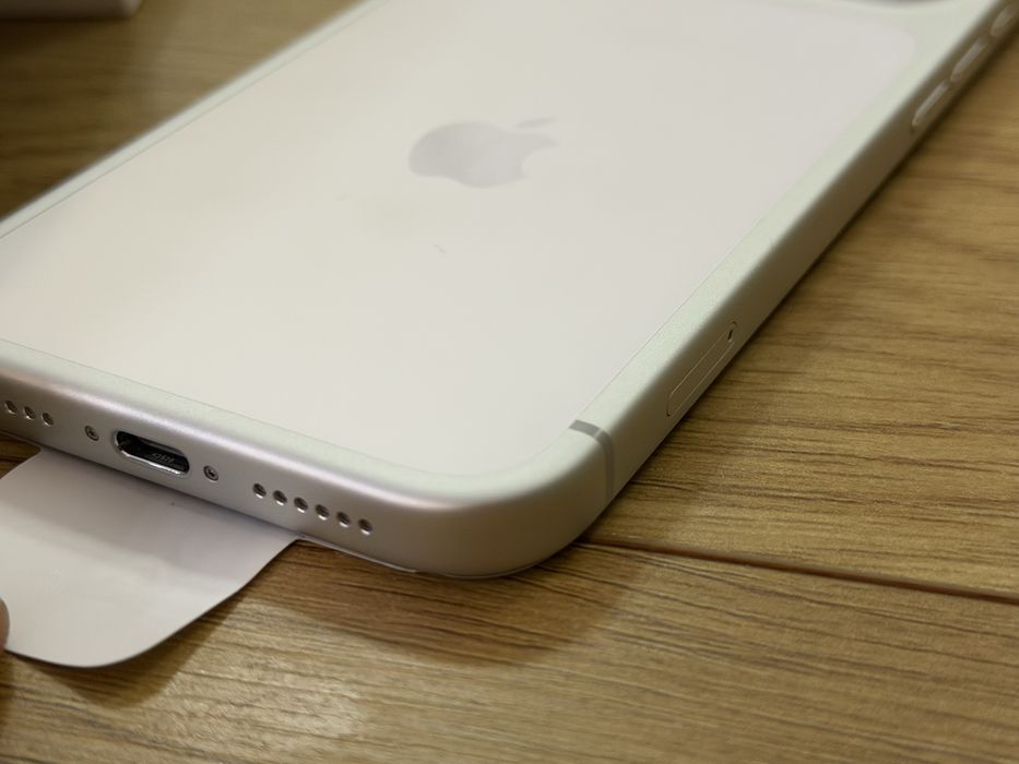 Като нов iPhone 17 pro max 256gb white 27 цикъла