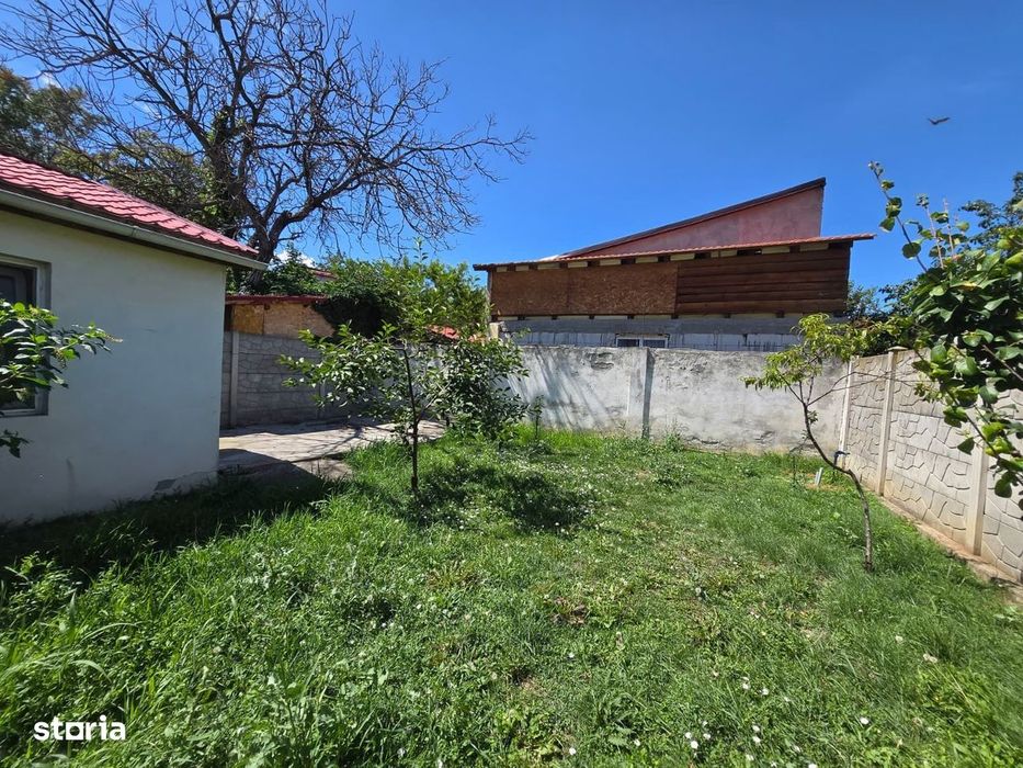 Casa individuala 7 camere+ apartament, 5 locuri de parcare. Sagului