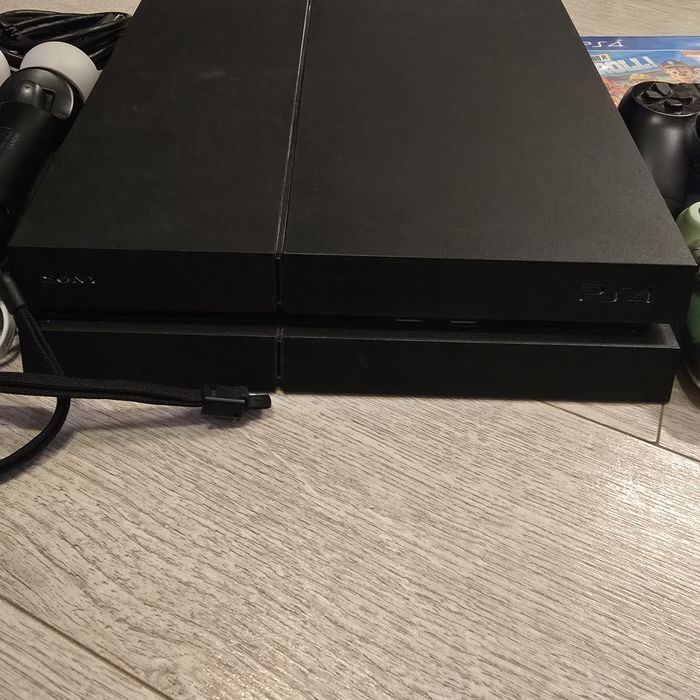 Sony PS4 1TB. С 2 бр. dual shock контролера и 2 бр.  motion контролера