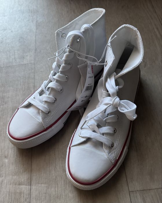 Нови бели кецове