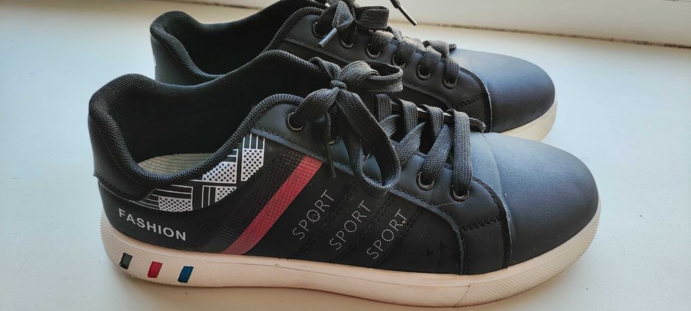 Продам кроссовки черного цвета