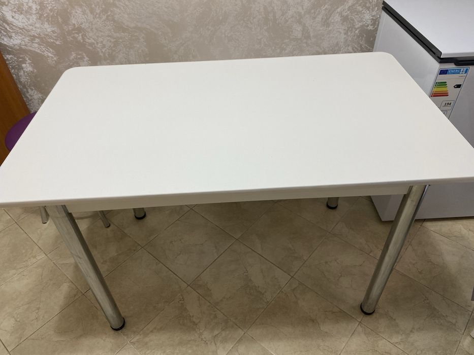 Продам стол в отличном состоянии,белый