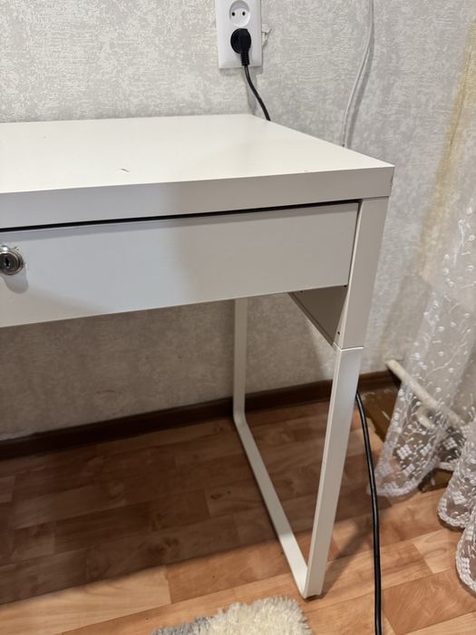 Продам косметический-письменный стол