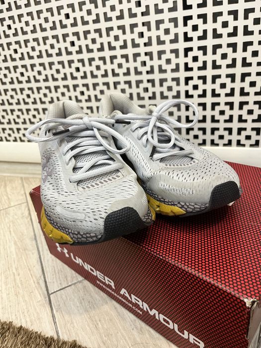 Беговые кроссовки Under Armour