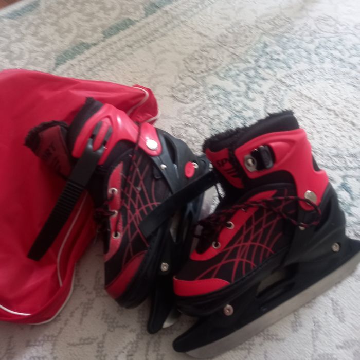 коньки красного цвета