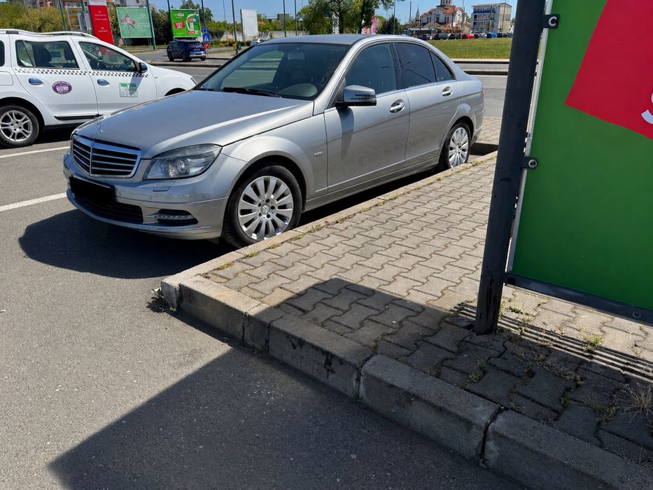 Mercedes C200 CGI BlueEFFICIENCY Elegance foarte bine echipata stare foarte buna
