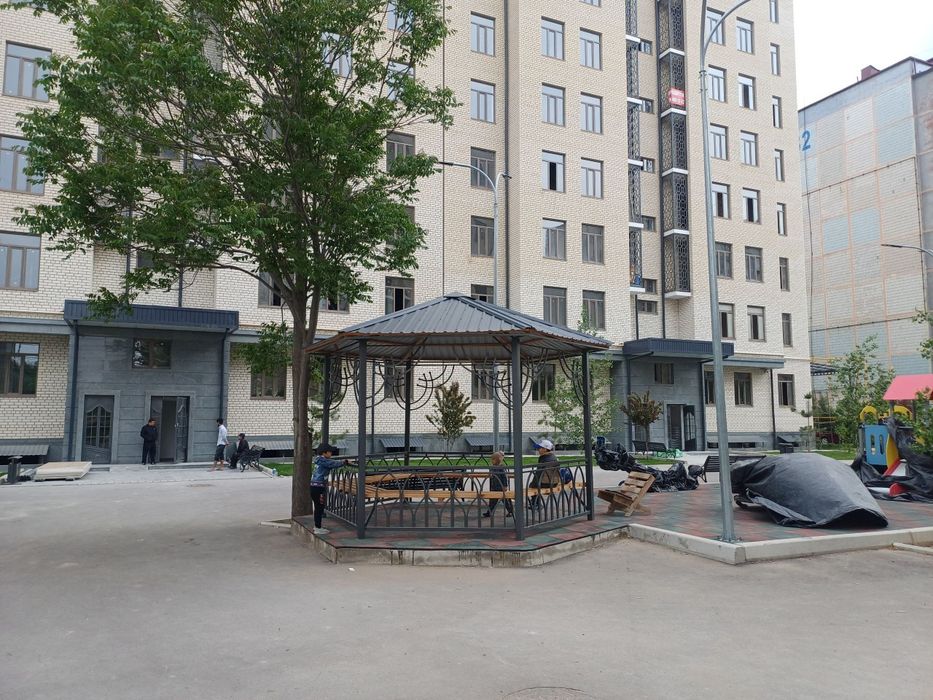 Yangixayot tumani Dòstlikda 2 xonali karobka xolatida kvartira sotilad