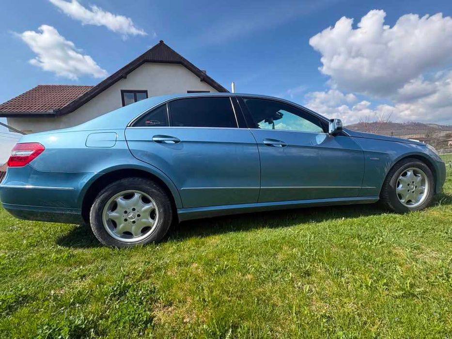 vând Mercedes E class, benzină