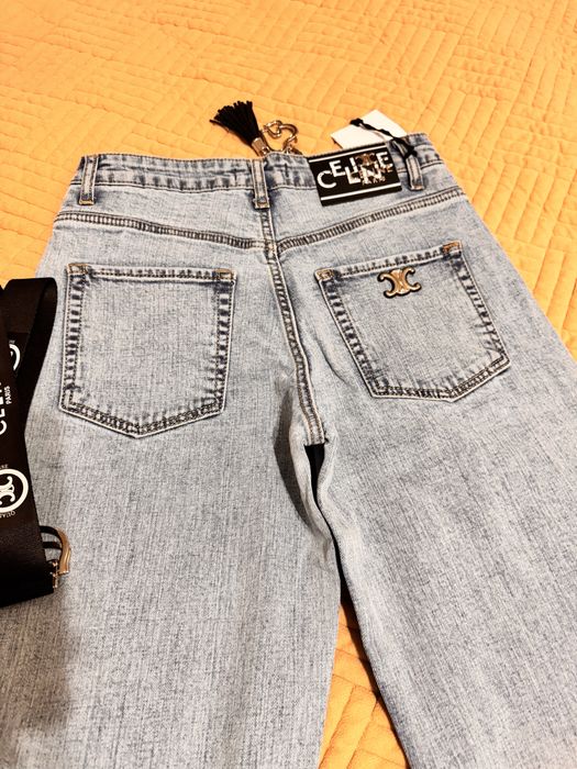 Джинсы на высокой посадке.