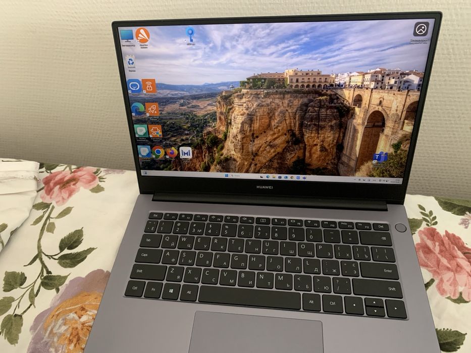 HUAWEI   Хорошем качестве.