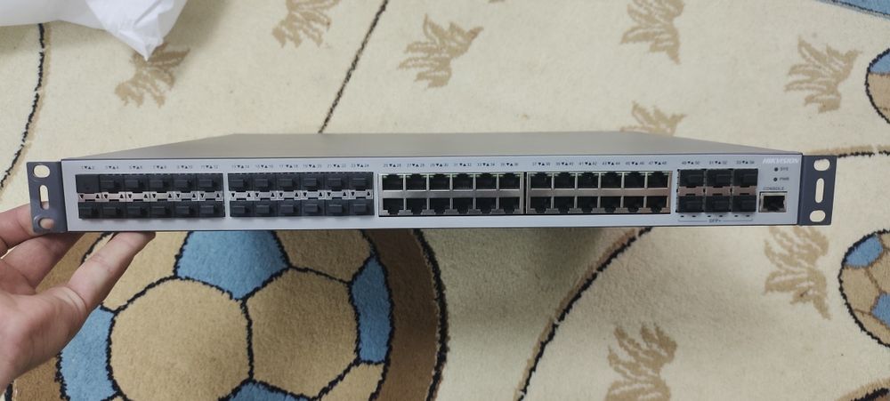 Свич switch Hikvision DS-3E3754TF Управляемый коммутатор L3