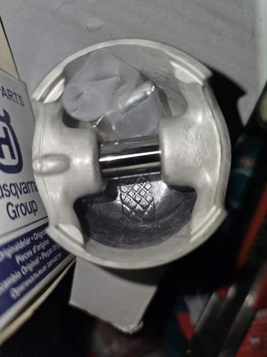 Jucarii husqvarna 362,365,371,372 piston originala