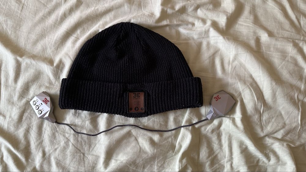 Продавам зимна шапка с Bluetooth слушалки