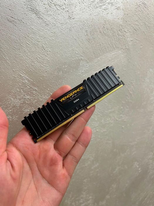 Corsair Vengeance  16GB  DDR4  2400mhz  CL16 Red