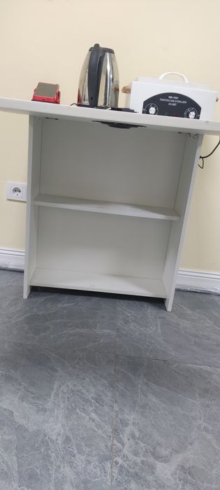 Б/У  стол  маникюрный