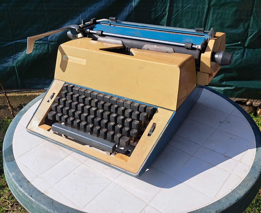 Породавам запазена, работеща пишеща машина ОПТИМА М16