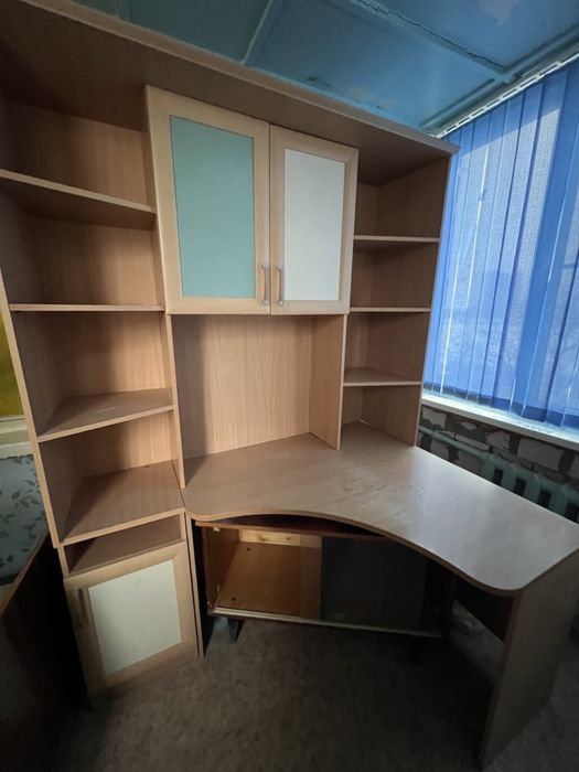 Угловой стол и полки